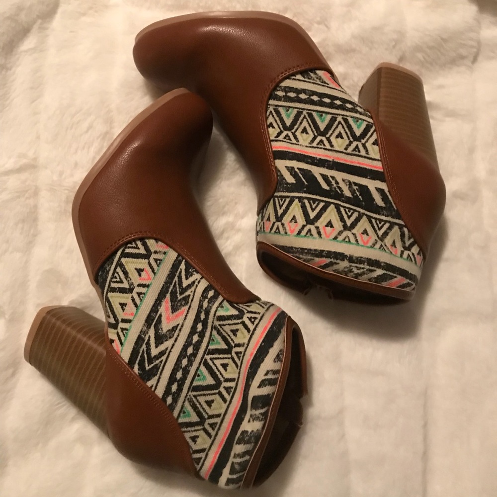 NWOT Qupid brand Western style booties
